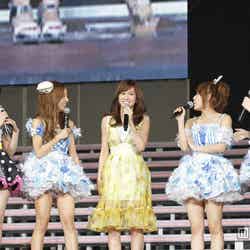 「AKB48 2013真夏のドームツアー～まだまだ、やらなきゃいけないことがある～」札幌ドーム公演に出演した前田敦子（中央）／（C）AKS
