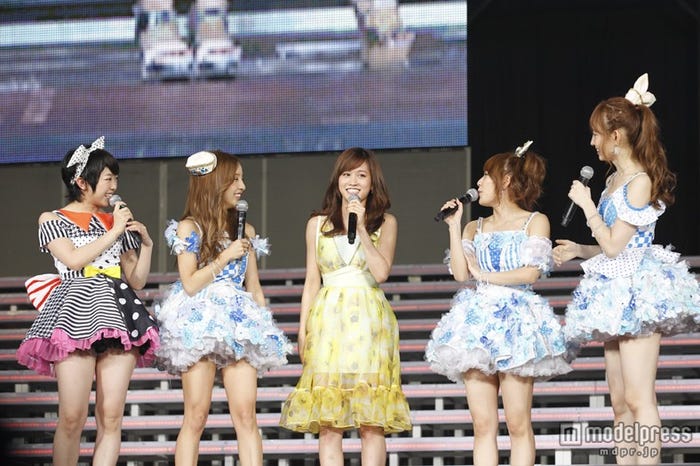 同期もステージに登場(左から)峯岸みなみ、板野友美、前田敦子、高橋みなみ、小嶋陽菜(C)AKS