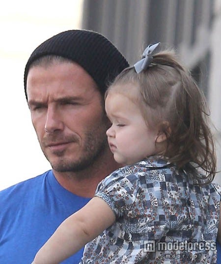 苦みばしった顔のベッカムとちょっと眠たげなハーパー・セブンちゃん。FameFlynet Pictures / Zeta Image