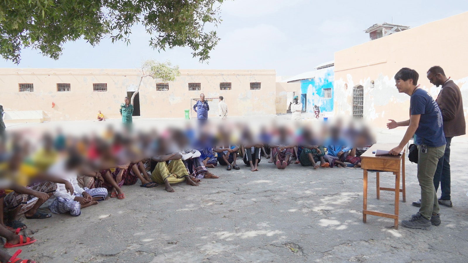 ソマリアの刑務所に服役する元テロリストにスピーチする永井さん（C）日本テレビ