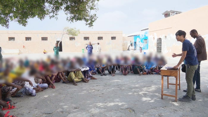 ソマリアの刑務所に服役する元テロリストにスピーチする永井さん(C)日本テレビ