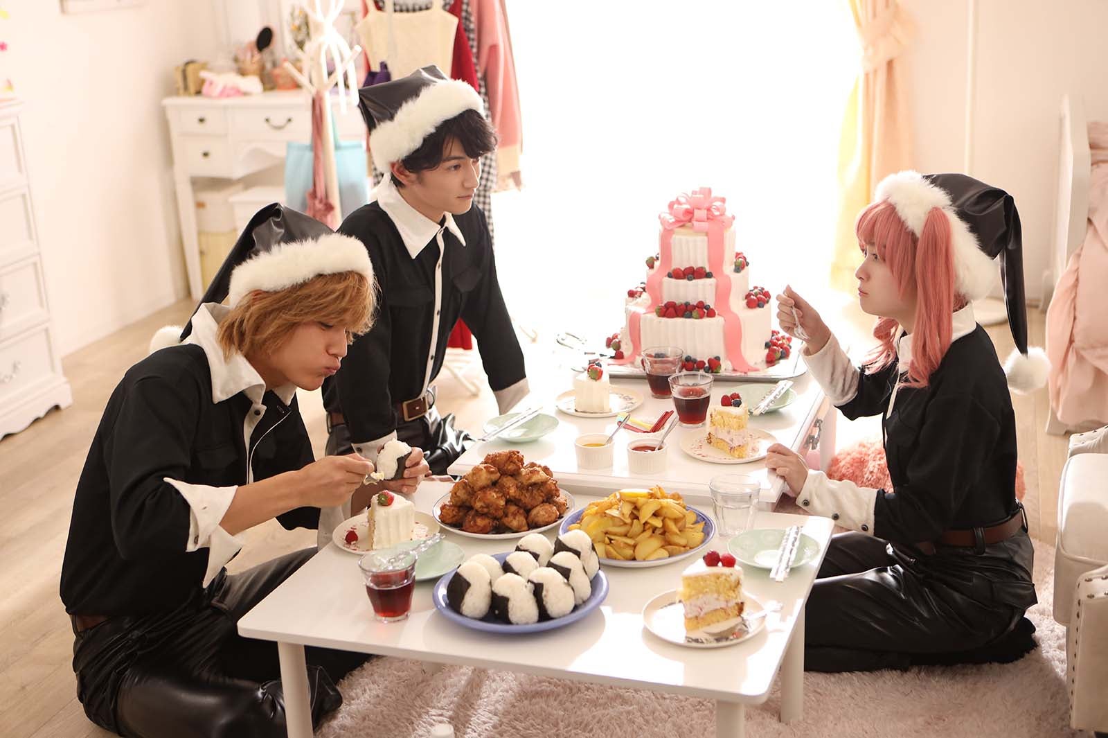 中川大志、渡邊圭祐、橋本環奈 （C）2022「ブラックナイトパレード」製作委員会　（C）中村光／集英社