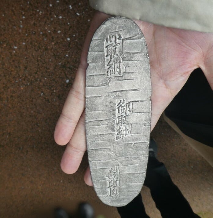 一時期、世界中に流通した「石見銀」銀貨のレプリカ（2020年3月撮影）