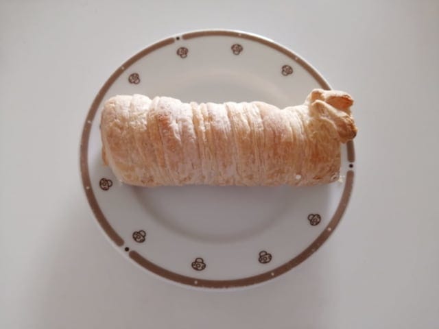 《ローソン》糖質オフのパイコロネクリームお皿の上