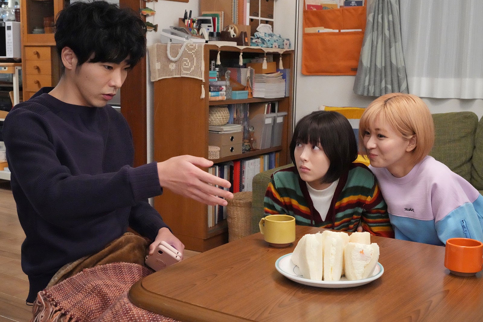 柄本佑、浜辺美波、岡崎紗絵／「ドクターホワイト」第2話より（C）カンテレ