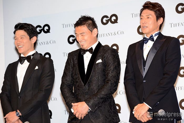 (左から)鈴木亮平、五郎丸歩選手、松岡修造