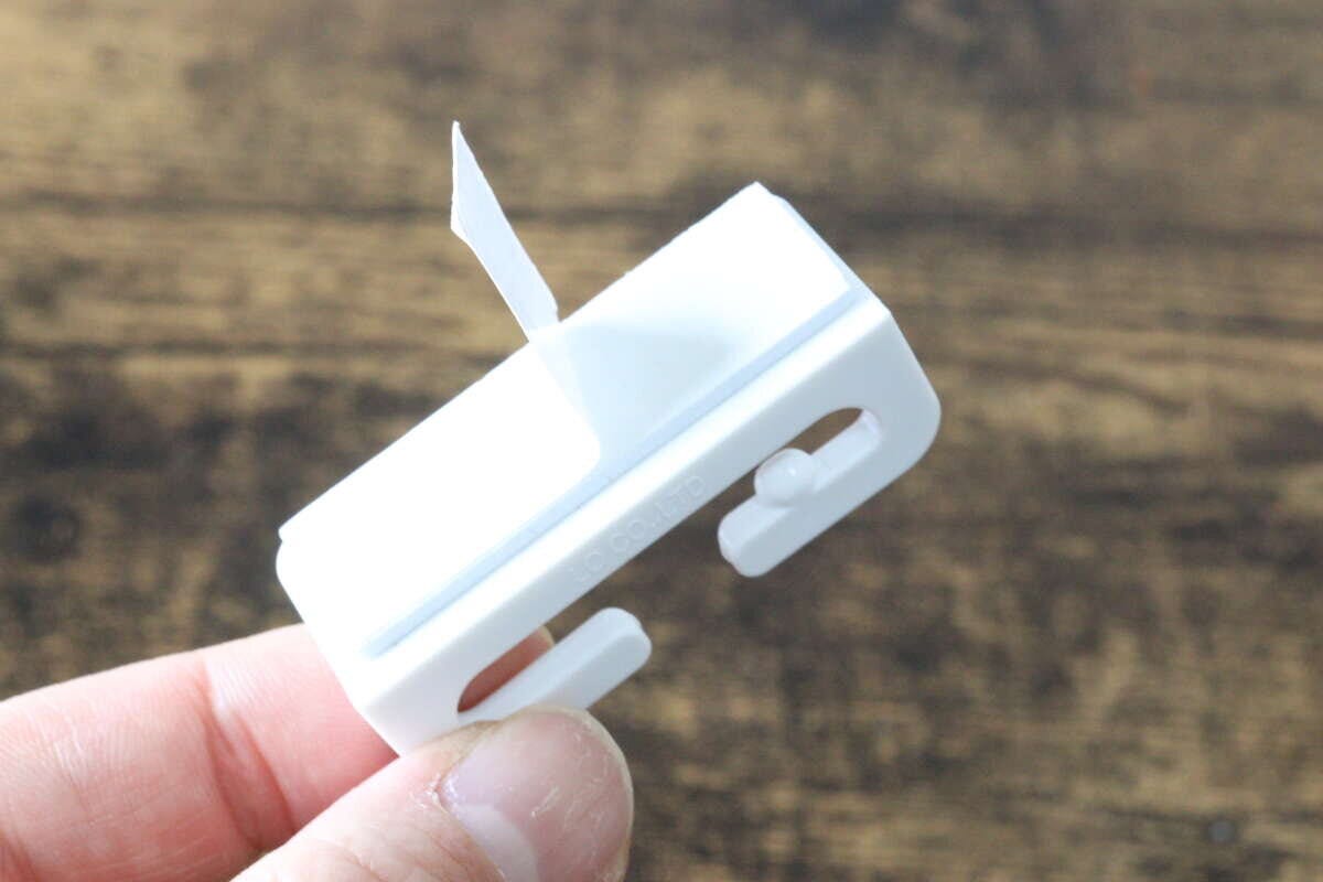 セリアのコンセントプレート用プラグフック