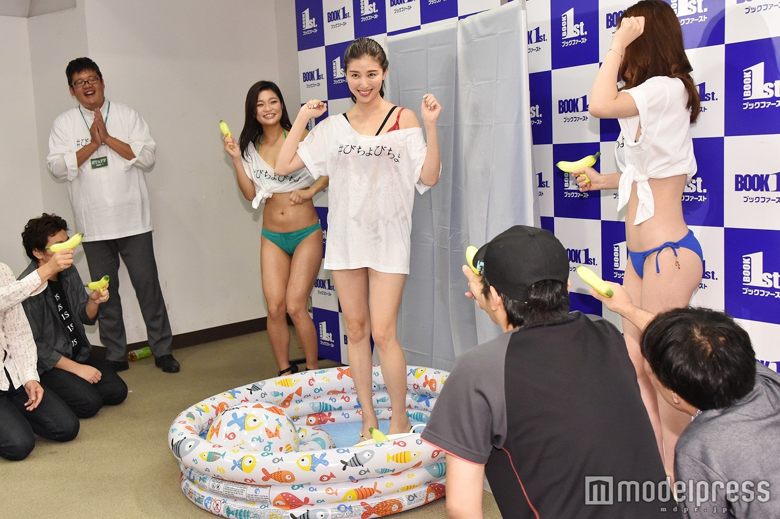 びちょびちょにされる橋本マナミ （C）モデルプレス