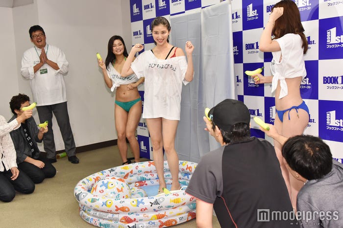 びちょびちょにされる橋本マナミ (C)モデルプレス