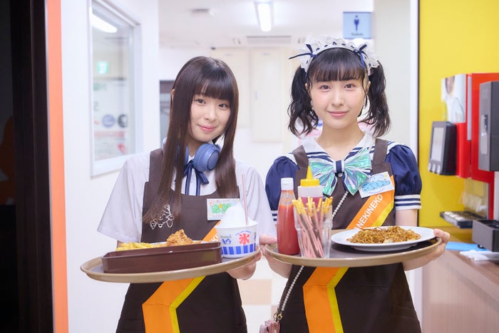中村守里＆＃KTちゃん、制服・メイド服姿で接客 初対面時の印象も語り合う「顔似てるよね？」