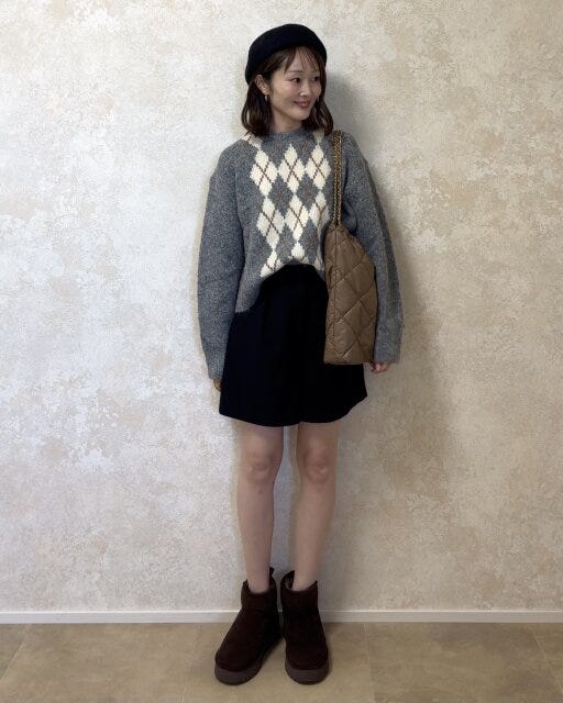 ユニクロフラッフィクルーネックセーターと黒ショーパンコーデ