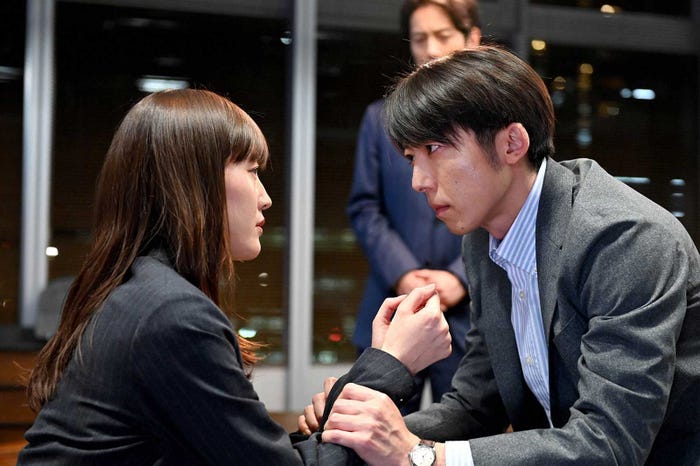 綾瀬はるか、高橋一生「天国と地獄 ~サイコな2人~」第8話より(C)TBS