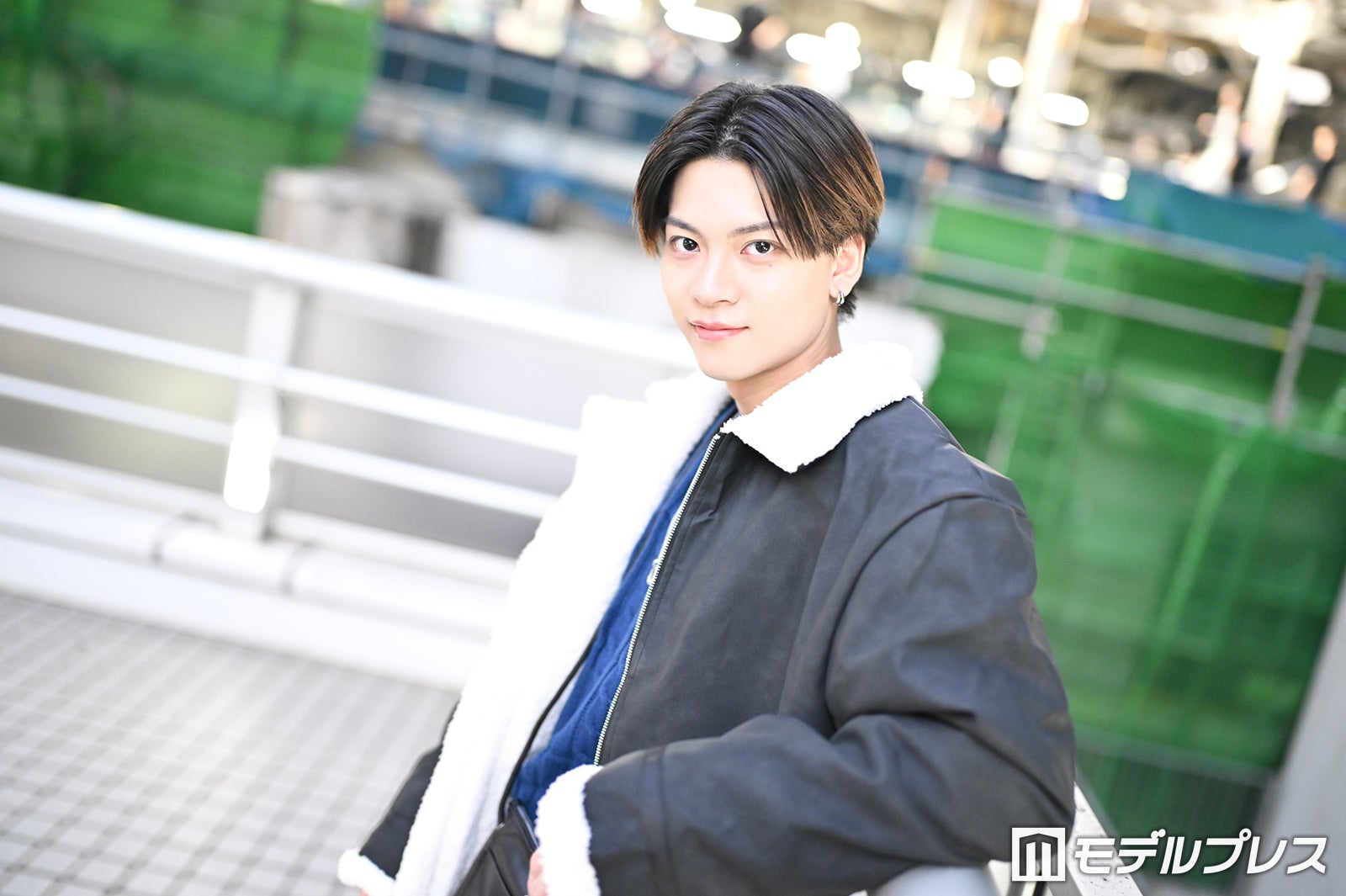 「ブルーニットが差し色に」
