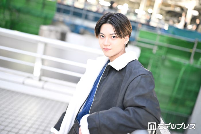 「ブルーニットが差し色に」