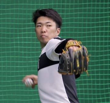 阪神・石井 座った状態でキャッチボール 固定器具装着した左脚の動きをチェック