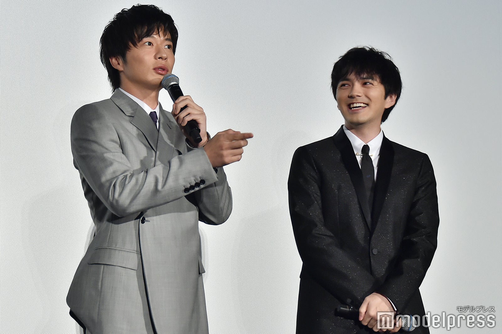 楽しげな田中圭＆林遣都（C）モデルプレス