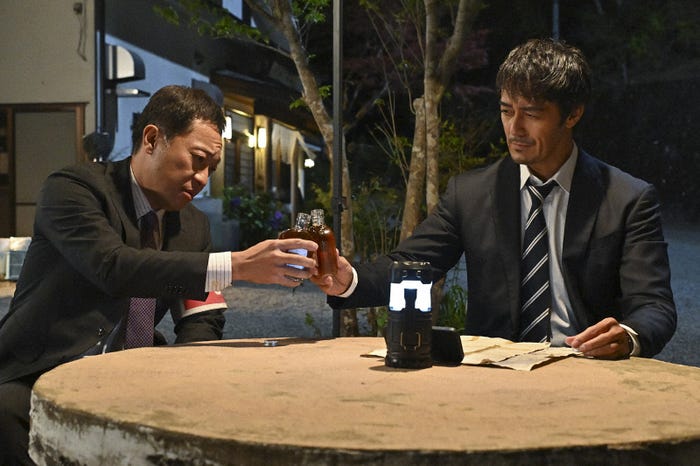 音尾琢真、阿部寛「キャスター」第8話(C)TBS