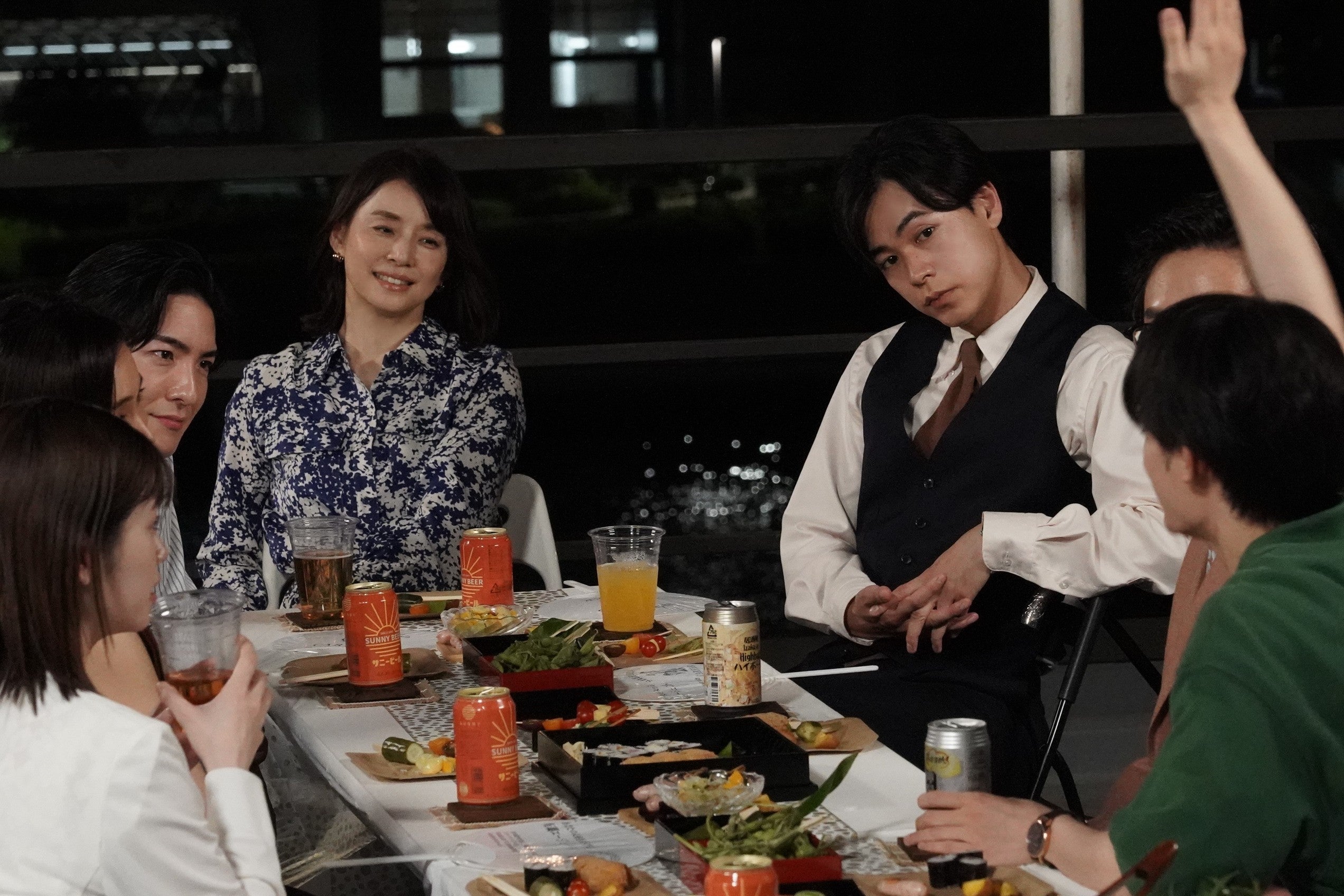 （左から）小芝風花、前田公輝、石田ゆり子、成田凌、藤原大祐「転職の魔王様」第6話より（C）カンテレ