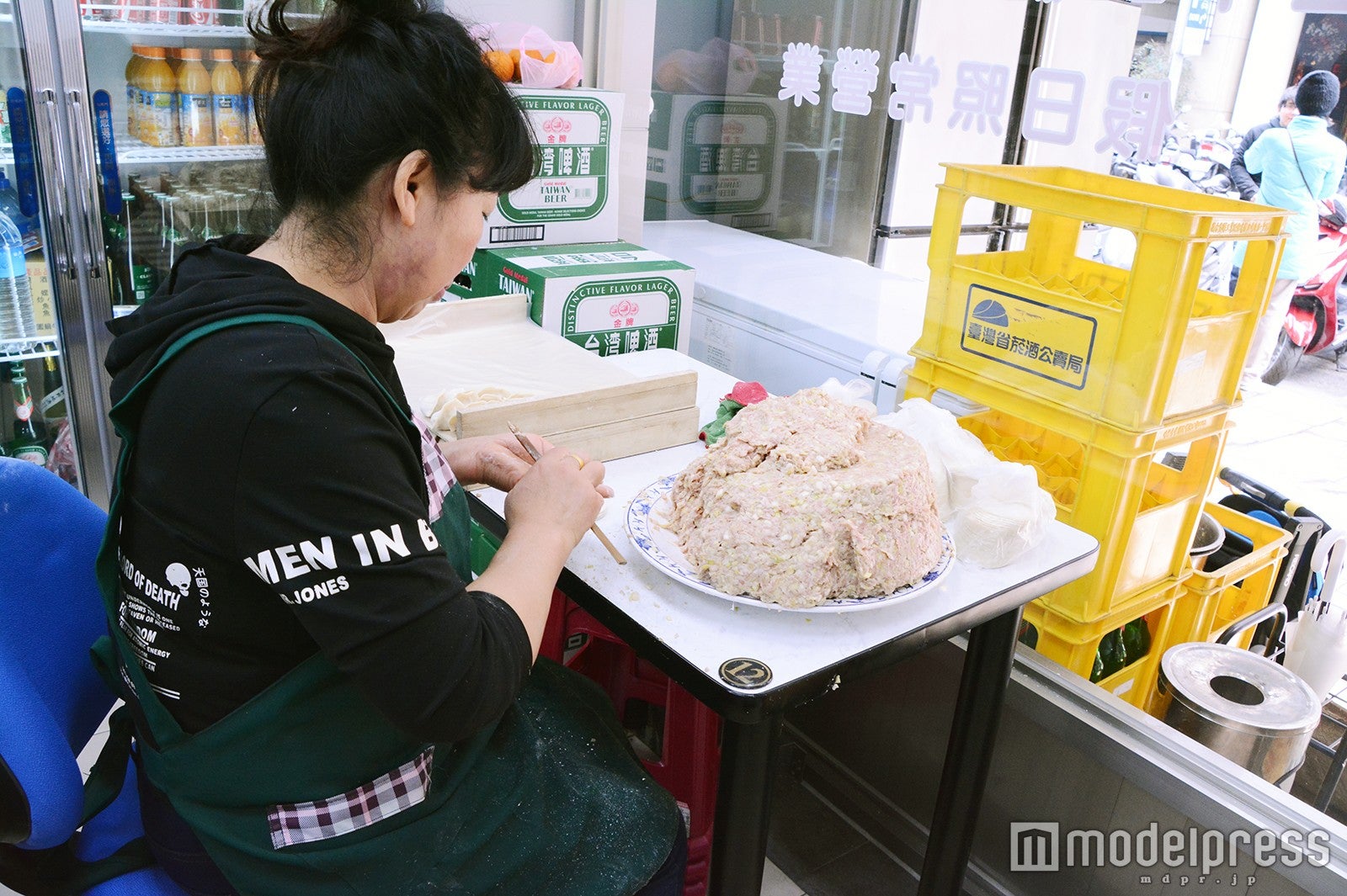 店の外からも作業姿が見えるので、つい足を留めてしまう（C）モデルプレス