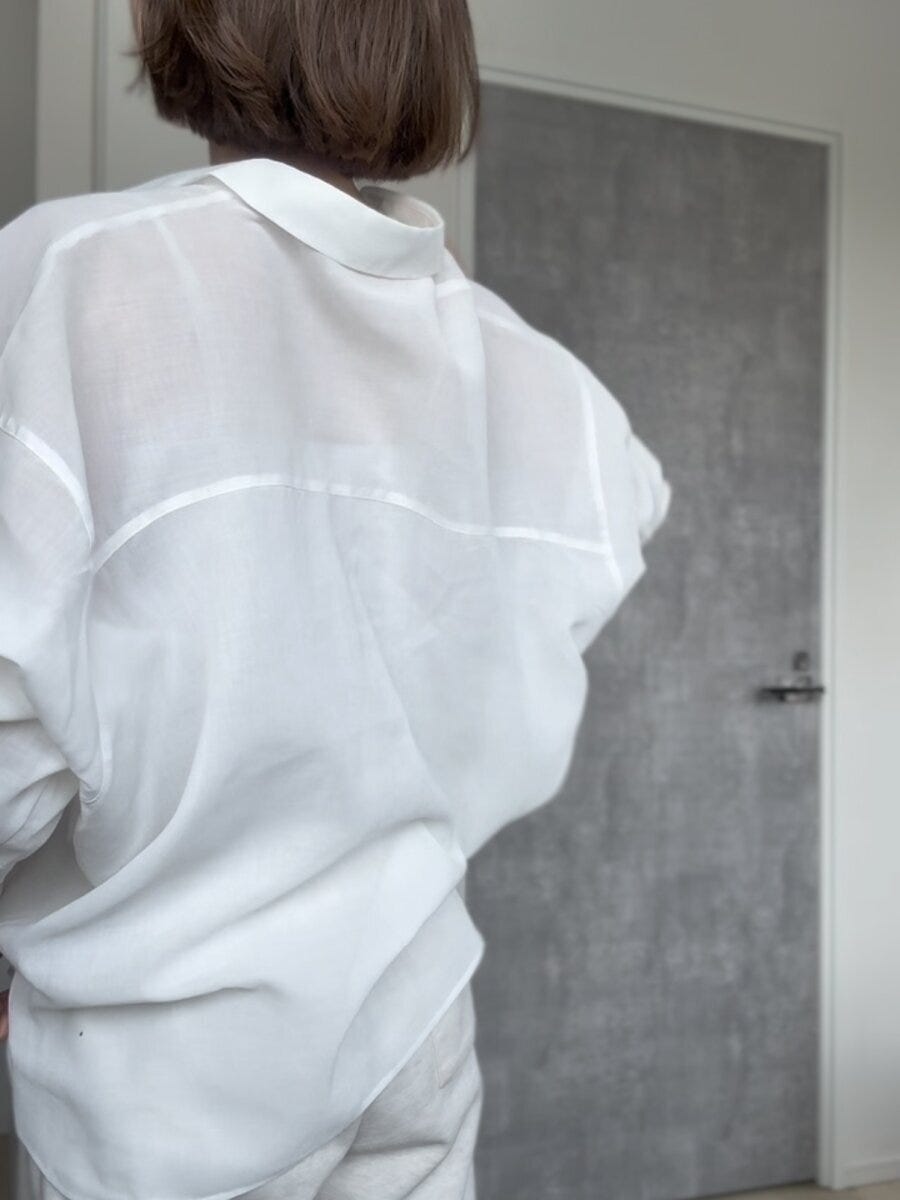 GU　シアードルマンスリーブシャツQ　バックスタイル　透け感のあるシルエット