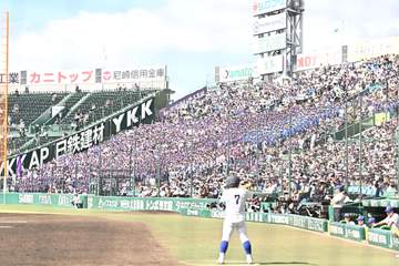 横手の応援団で一塁側アルプスが超満員！紫色に染まったスタンドが大きく揺れる 学校関係だけで2500人！「人の数えぐい」「泣きそうになる」