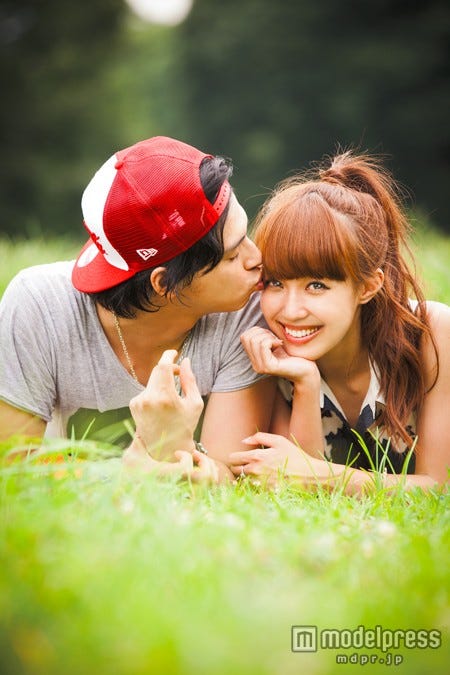 アレクサンダー、川崎希(画像提供:セブン&アイ出版)