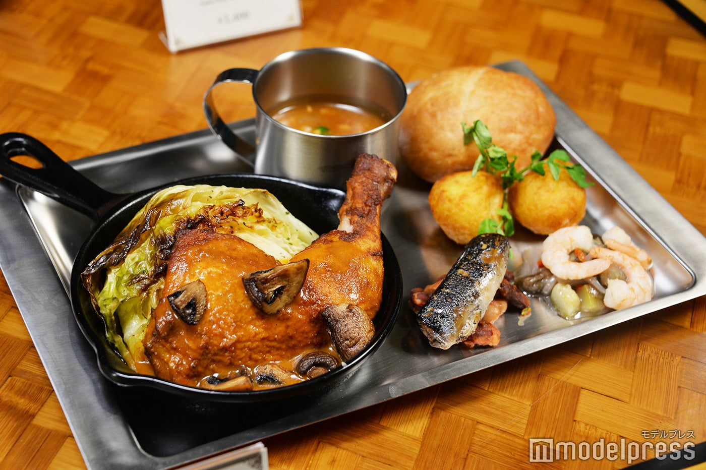 焚き火料理 チキン、ゴチソウダケ、モンスターチリ(C)モデルプレス