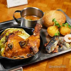 焚き火料理 チキン、ゴチソウダケ、モンスターチリ(C)モデルプレス