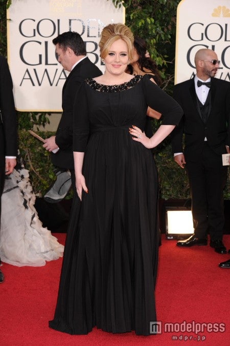 ドレスは引き締めカラーの黒を選択。Photo:Rex Features/アフロ