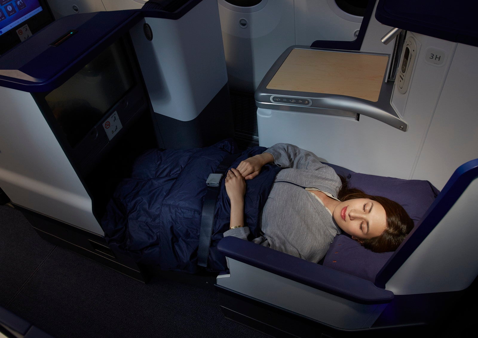 ANA（ビジネスクラス）はフルフラットになるベッドシートを採用／画像提供：ANA