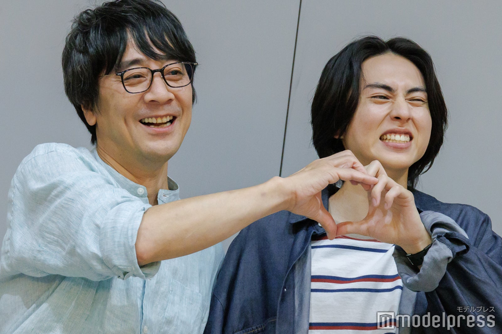 ハートポーズを作る山崎まさよし、酒井大成（C）モデルプレス
