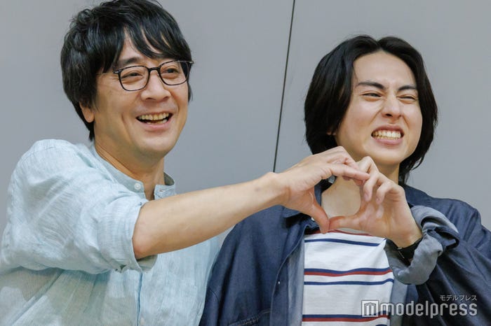 ハートポーズを作る山崎まさよし、酒井大成(C)モデルプレス