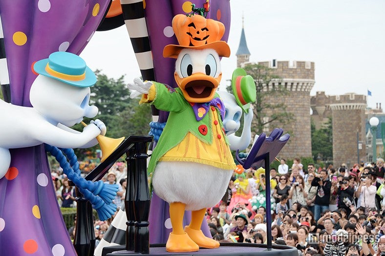 華やかなパレード「ハッピーハロウィーンハーベスト」／ドナルド