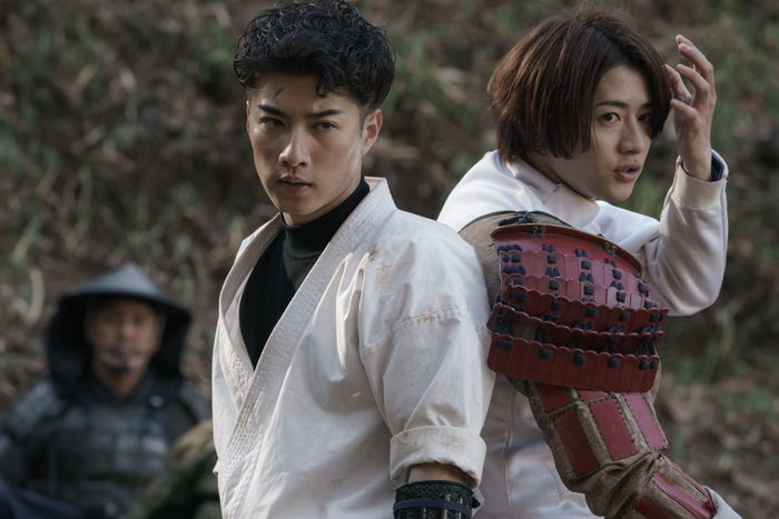 福山翔大、飯島寛騎(C)2021「ブレイブ -群青戦記-」製作委員会