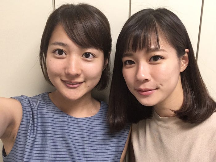 すっぴん写真です。恥ずかしいので同期の鈴木唯アナと一緒に撮ってもらいました!(提供写真)