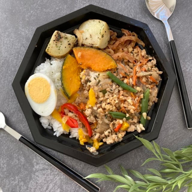 スプーンとフォークを添えた成城石井の鶏ひき肉のピリ辛ガパオライス