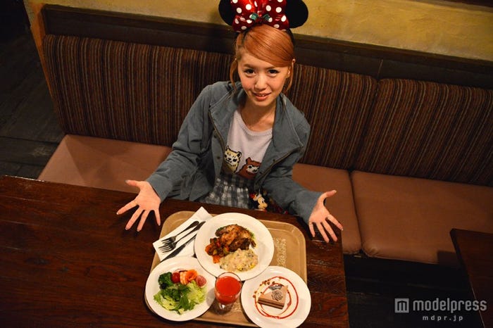 「カフェ・ポルトフィーノ」クリスマス限定メニュー/東京ディズニーシー/モデル:河西里音