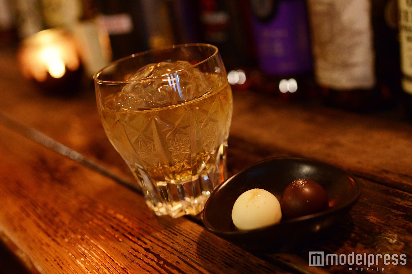洋酒のトリュフ×スコッチベースのロック(C)モデルプレス