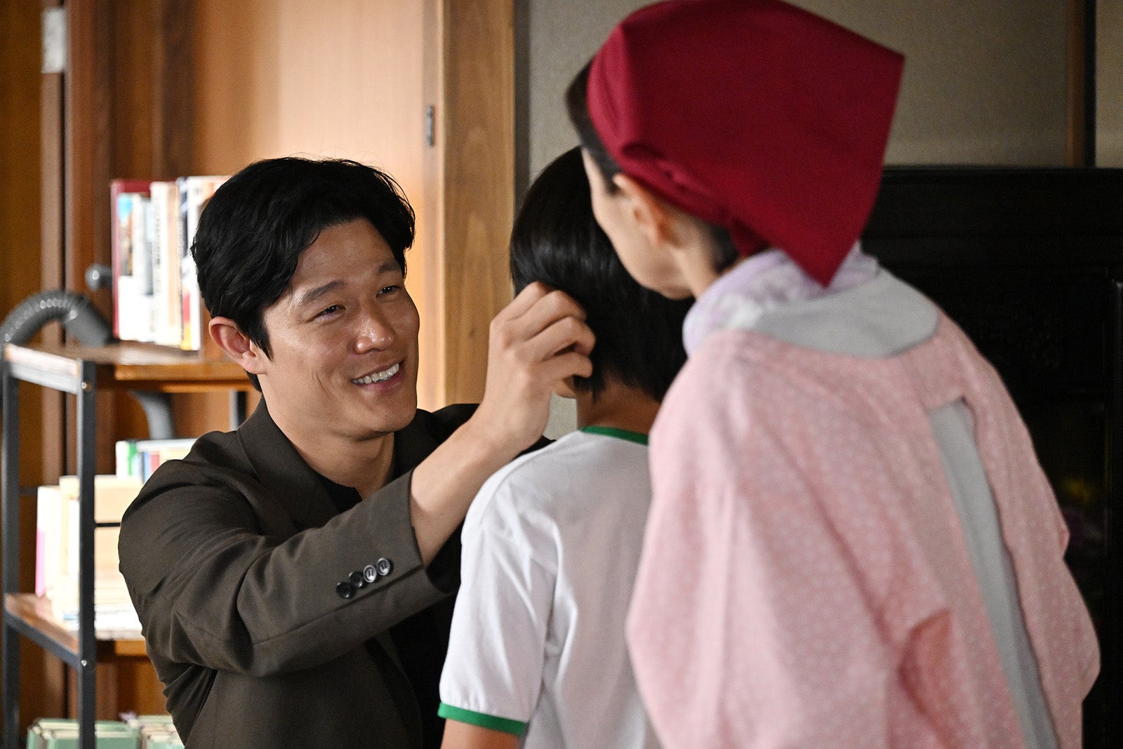 「リブート」早瀬（鈴木亮平）、正体を息子・母に“気づかせた仕草”に視聴者涙【第9話ネタバレ】