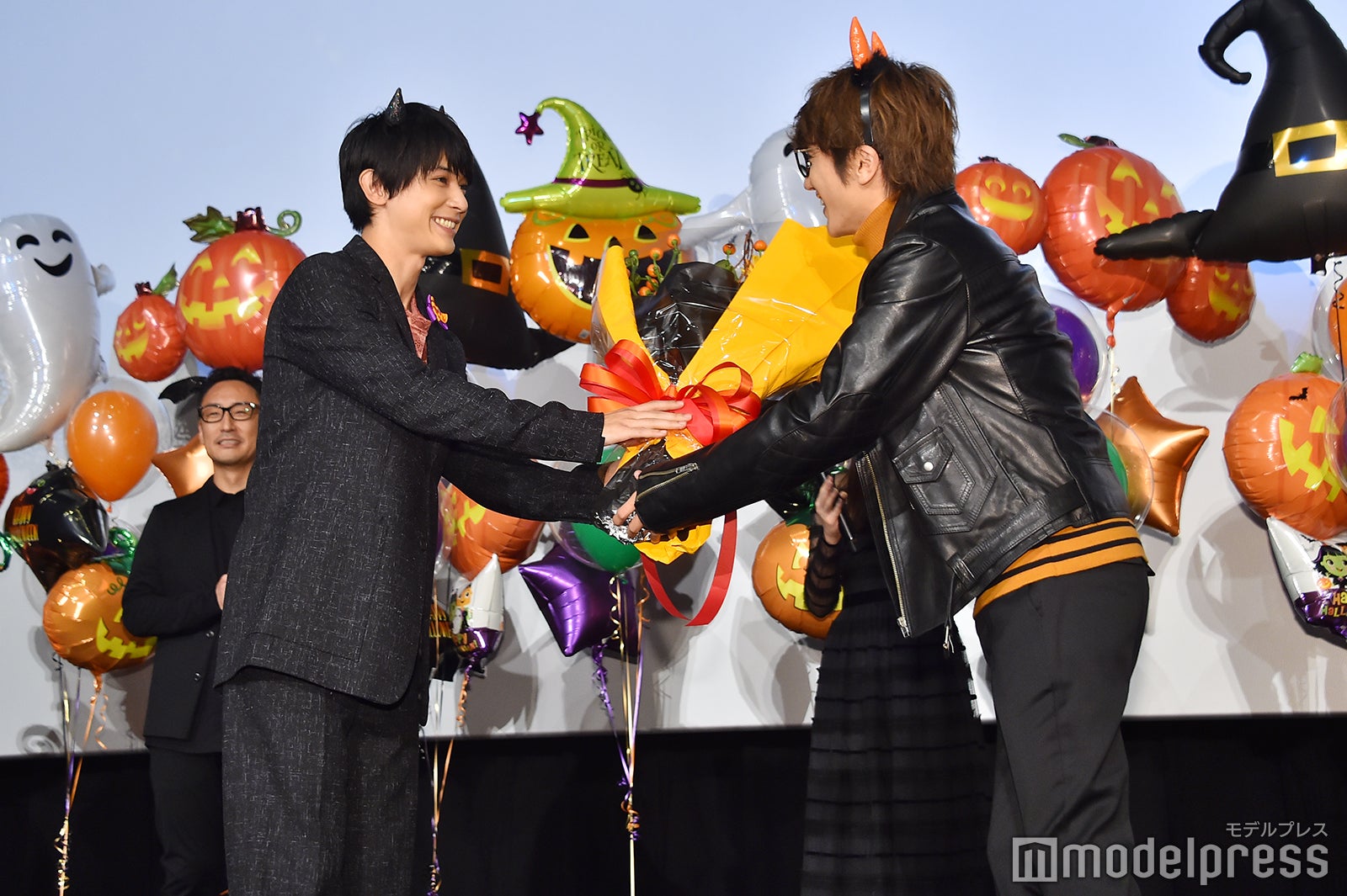 Nissy、吉沢亮に花束を贈る （C）モデルプレス