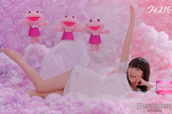 美脚を披露した指原莉乃