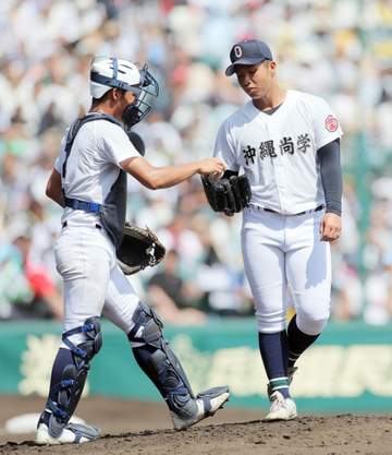 沖縄尚学は連覇ならず 昨夏Vの立役者・末吉が3回3失点降板 投手陣3本柱投入も打線が横浜・織田に2桁三振喫する 甲子園春夏連続で初戦敗退
