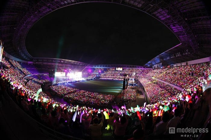 芝生を活かした演出が度肝を抜いた。日産スタジアムには6万人が足を運んだ。(Photo by 上飯坂一+Z)