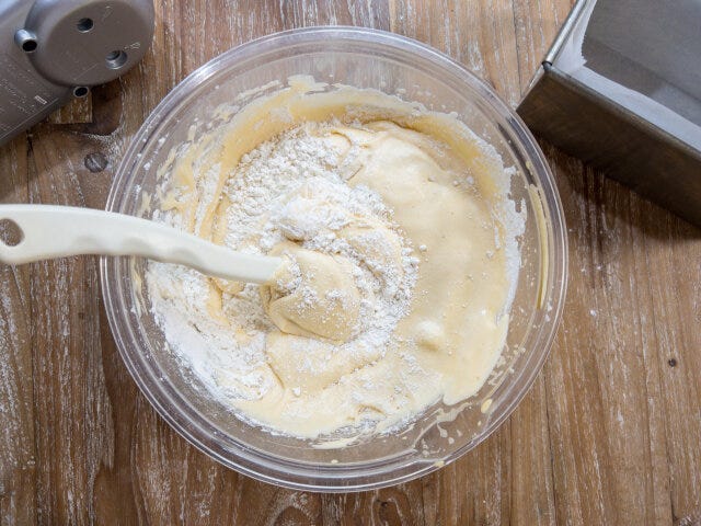 ホットケーキミックスを加え、粉っぽさがなくなるまで切るように混ぜます。