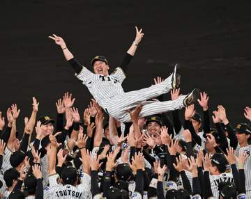 阪神連覇から3日 藤川監督聖地で舞う「約束事」両手で「2」のポーズで7度宙に「まだ先で胴上げを」日本Sへ