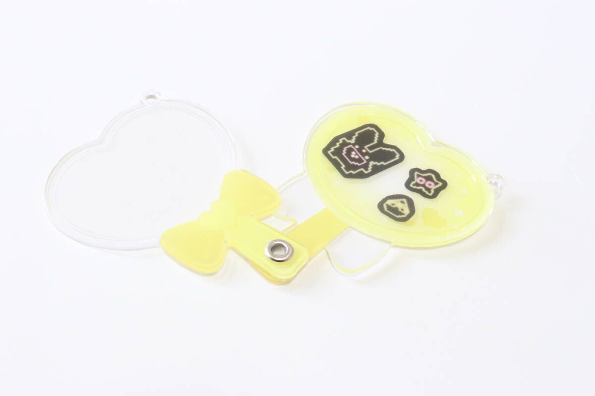 ダイソー推し活ペンライト型フォトフレームにシールを入れた状態