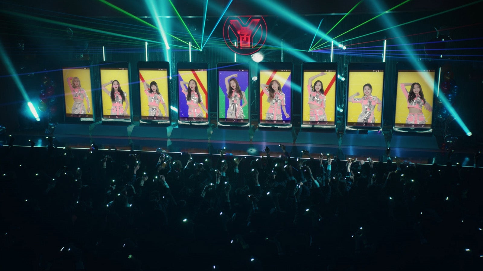 TWICEが出演するCM第2弾 「学園祭ライブ」篇より（提供写真）