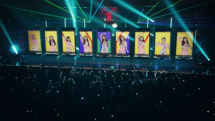 TWICEが出演するCM第2弾 「学園祭ライブ」篇より(提供写真)