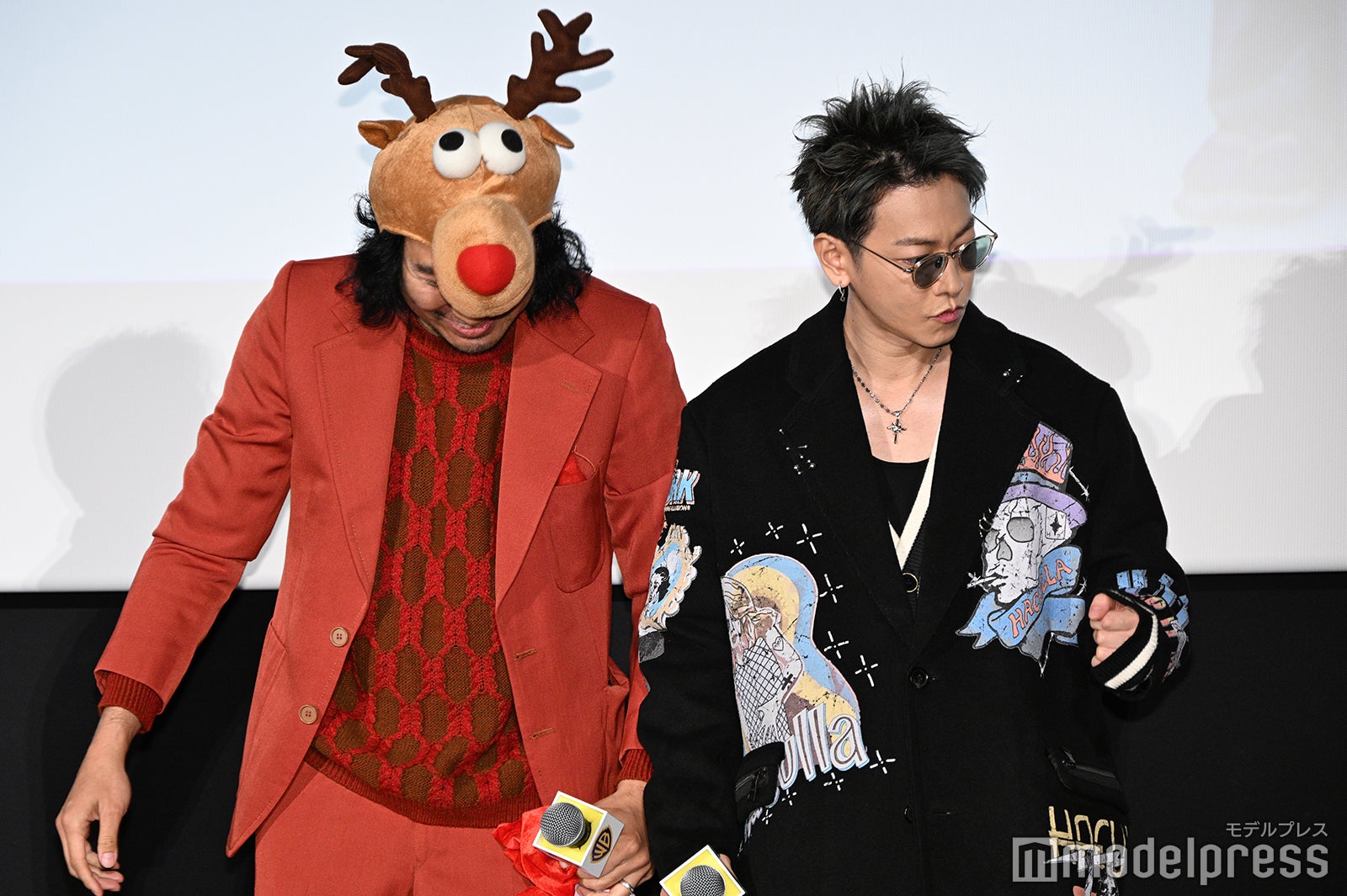 トナカイ姿の青木崇高と佐藤健（C）モデルプレス