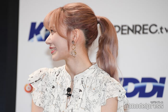 ピンク×ロングヘアの宮脇咲良(C)モデルプレス